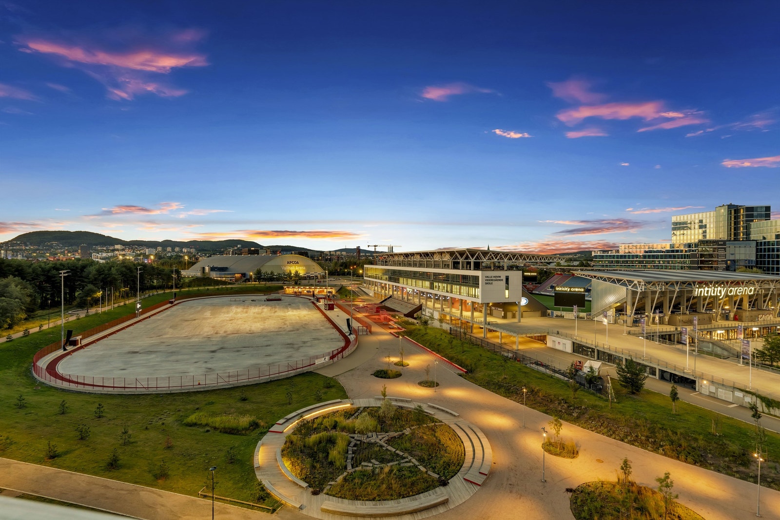 Det er også kort avstand til flere idretts- og fritidstilbud som fotballbane, svømmehall, skøytebane og treningssentre. Galleribilde