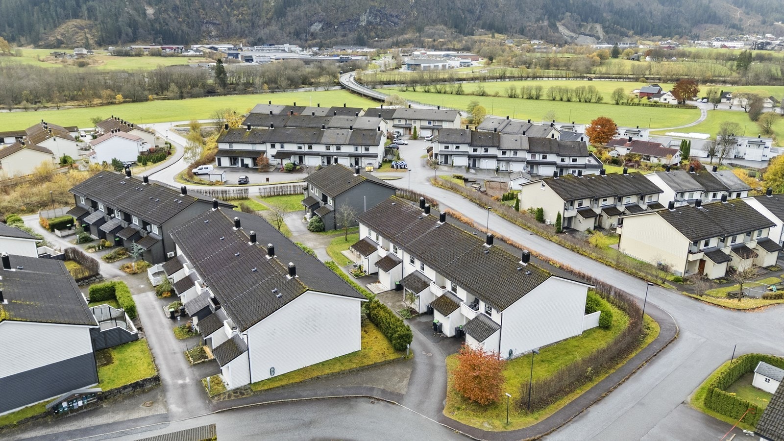 Her er det asfalterte vegar heilt til døra. Galleribilde