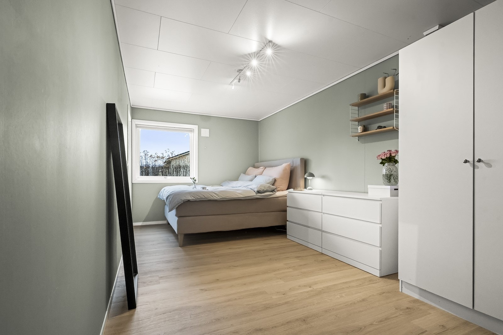 Hovudsoverommet er svært romsleg og har utgang til uteområdet i enden. Galleribilde