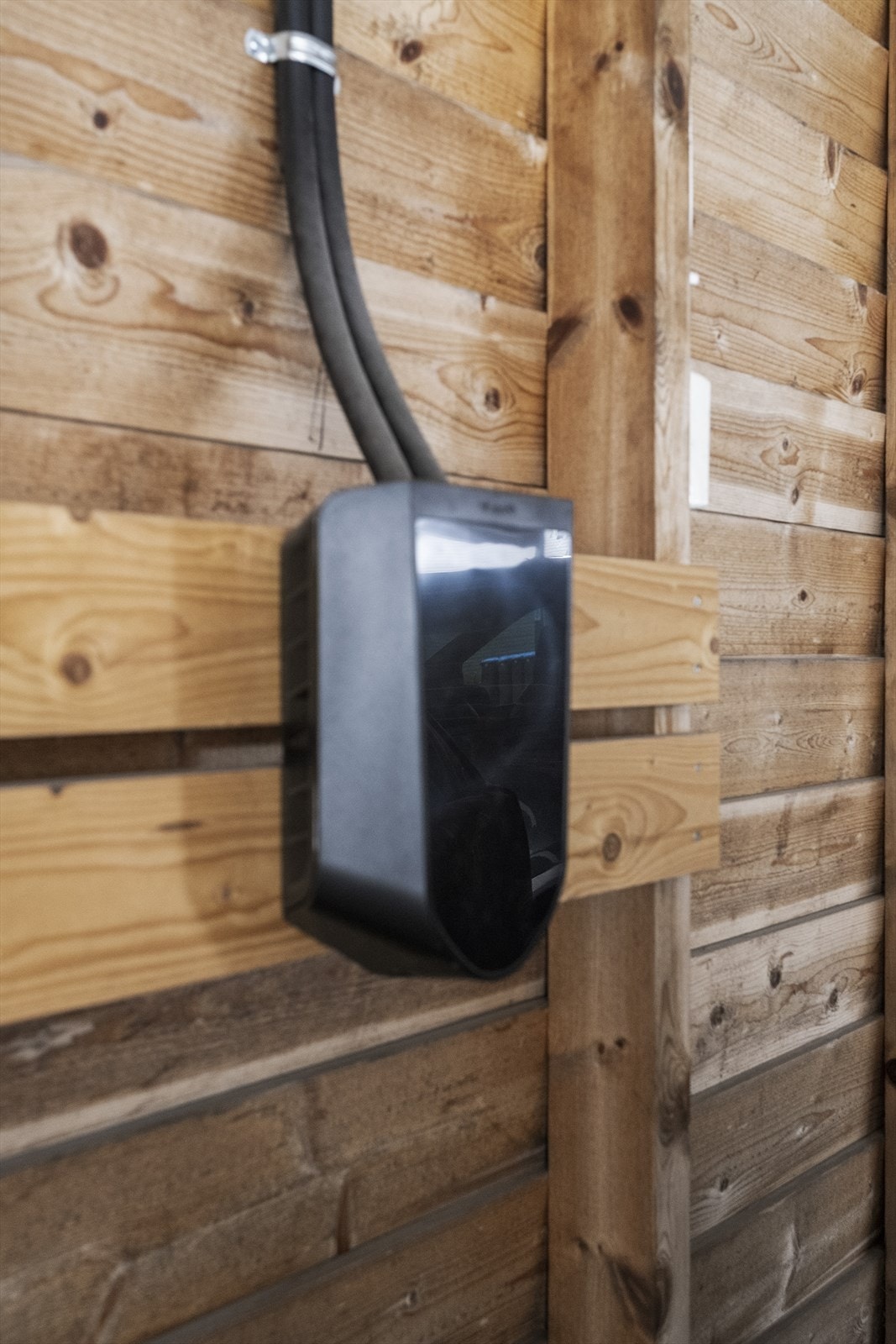 Carporten er klargjort for elbilladar. Galleribilde