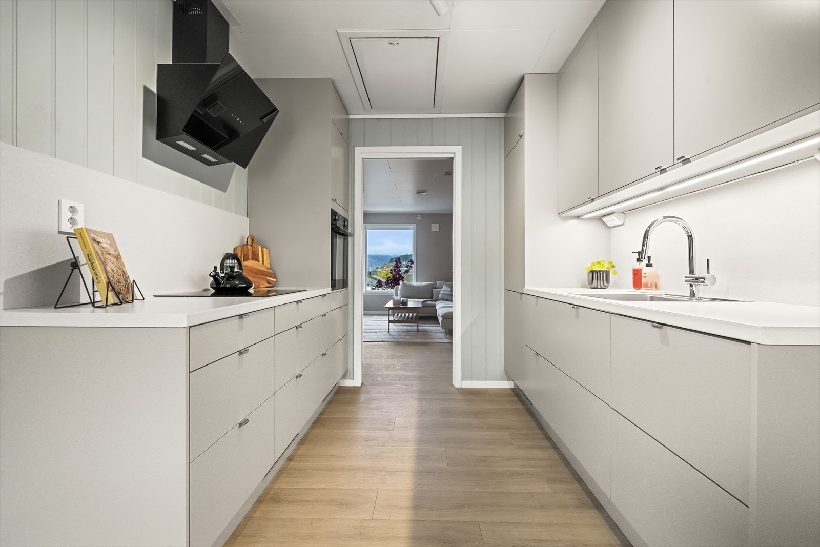 Kjøkkenet er veldig fint. Legg merke til takluka. Den ledar opp til eit digert oppbevaringsloft. Galleribilde