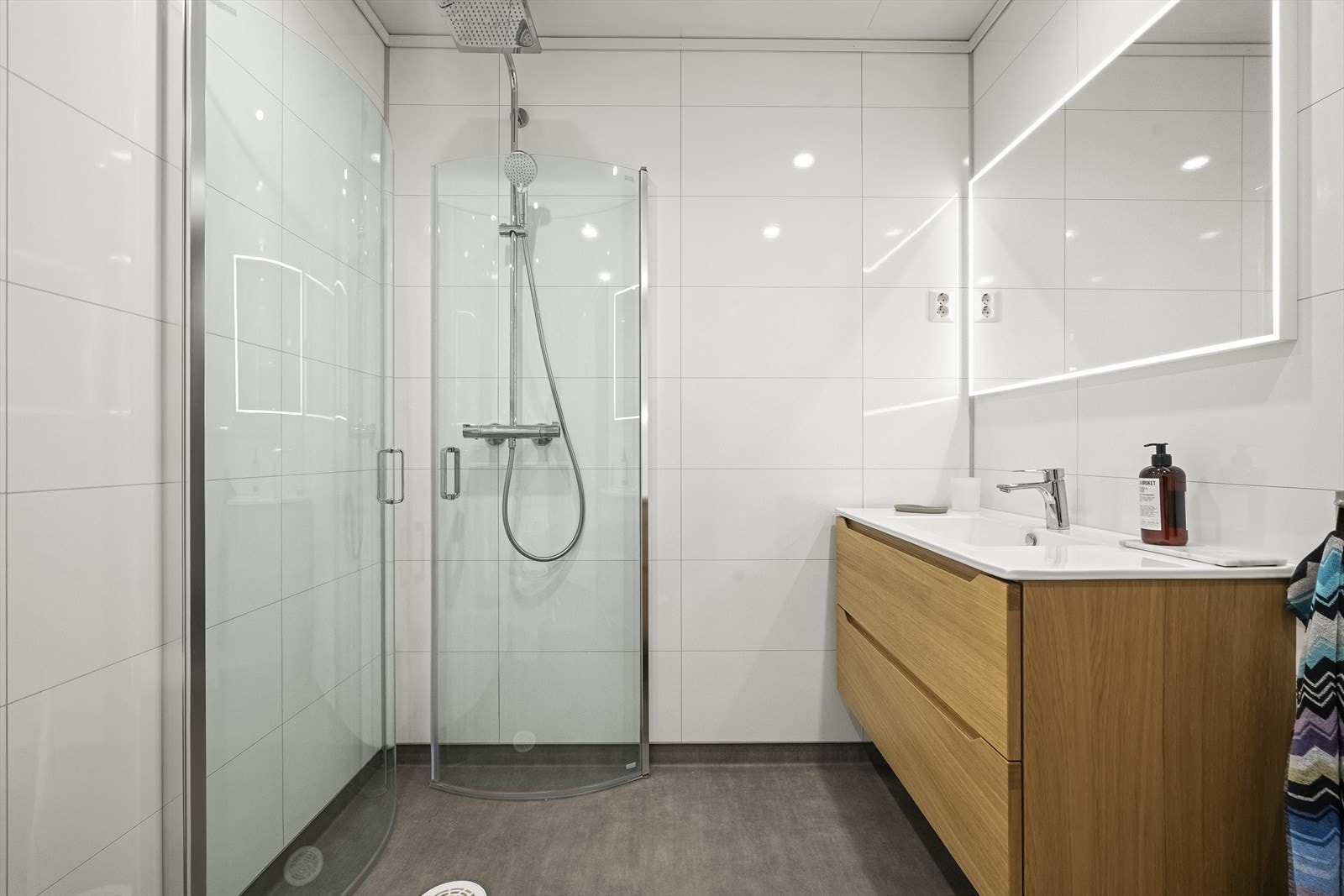 Badet er svært flott etter omfattande oppgradering i 2022. Her er det varmekablar i golvet og downlights i himlinga. Galleribilde