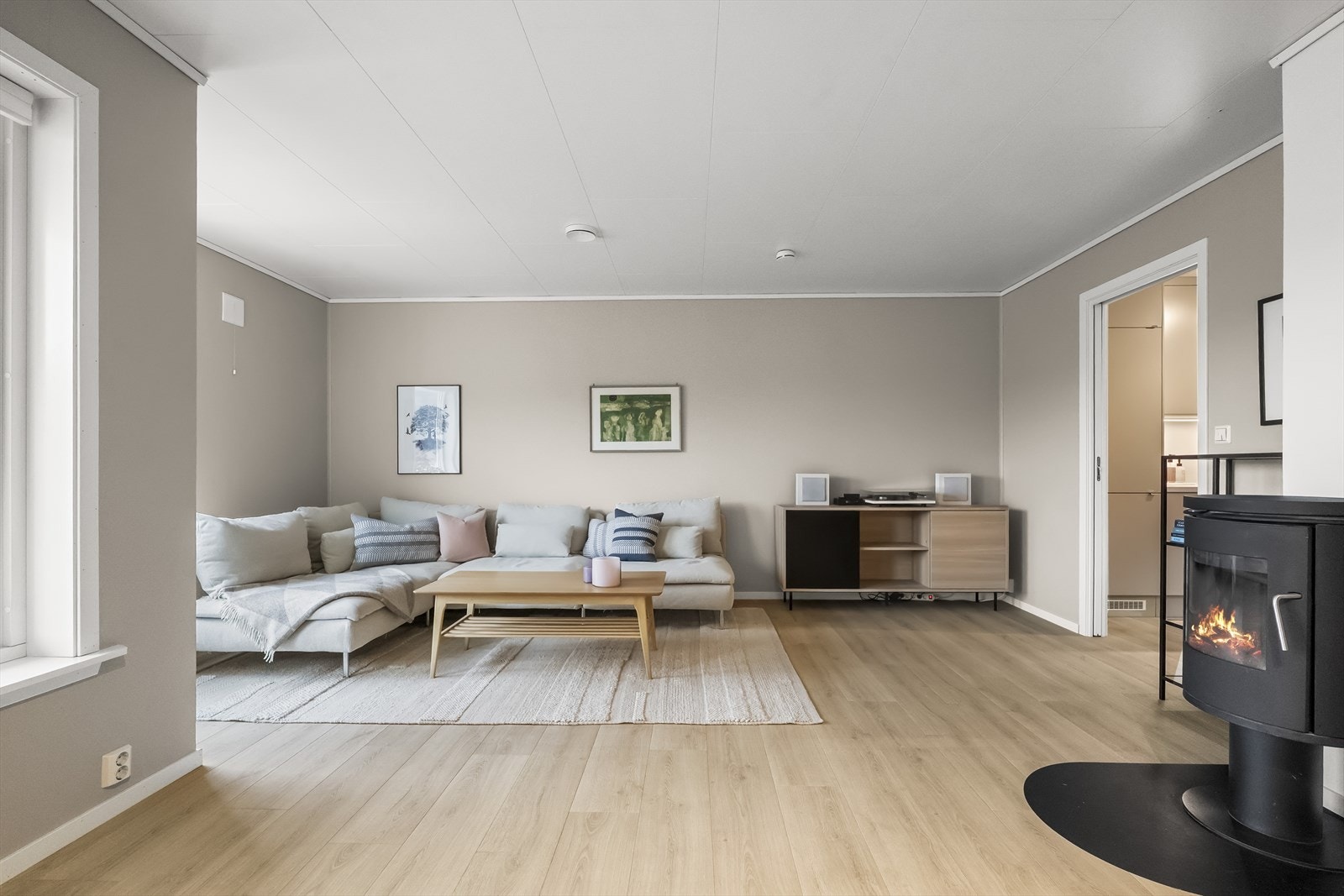 Bustaden er fint gjennomført med lune fargar og gode kvalitetar. Galleribilde