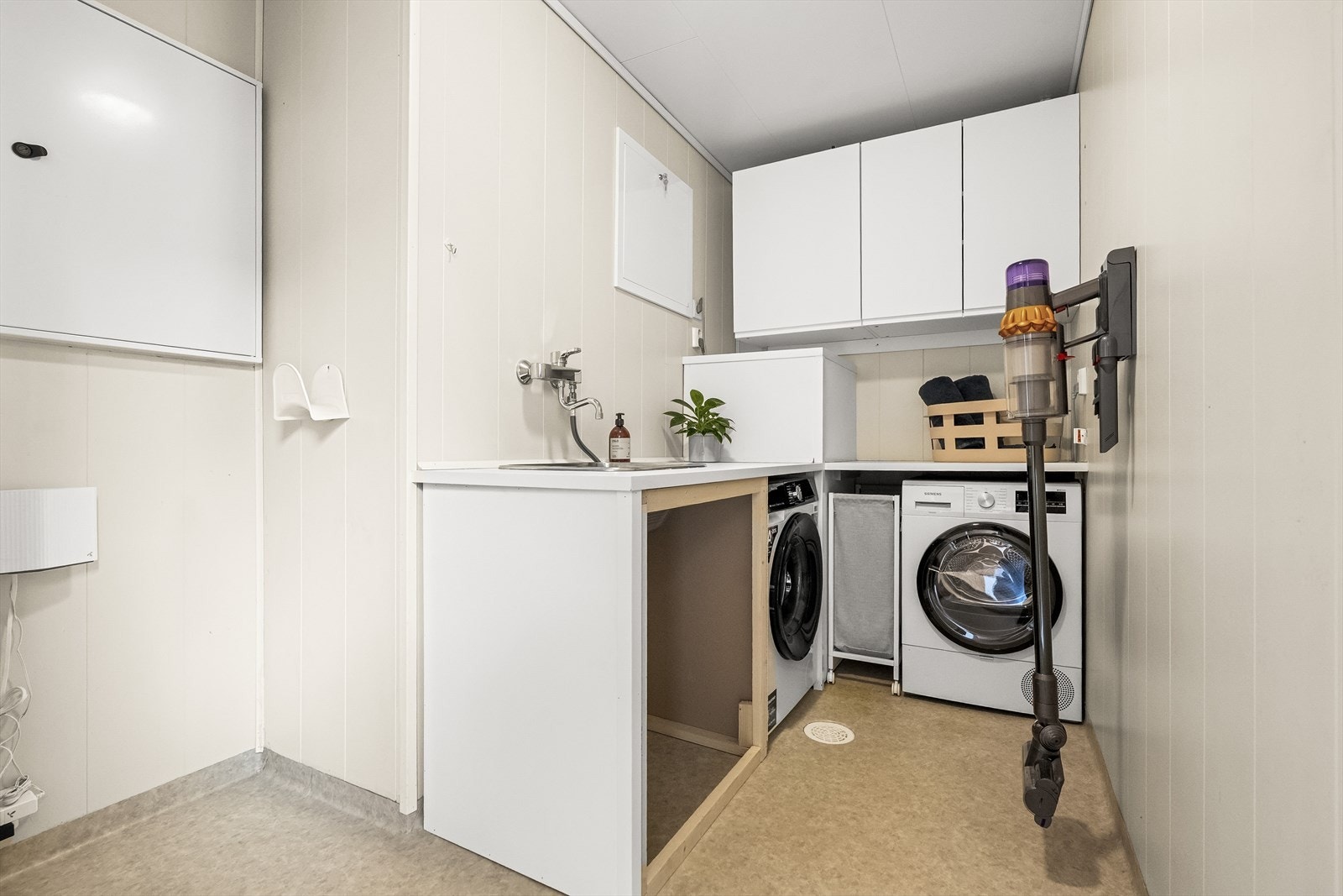 Vaskerommet blei fornya med ny innreiing i 2023. Då vart det også sett inn nytt ventilasjonsaggregat i bustaden. Galleribilde