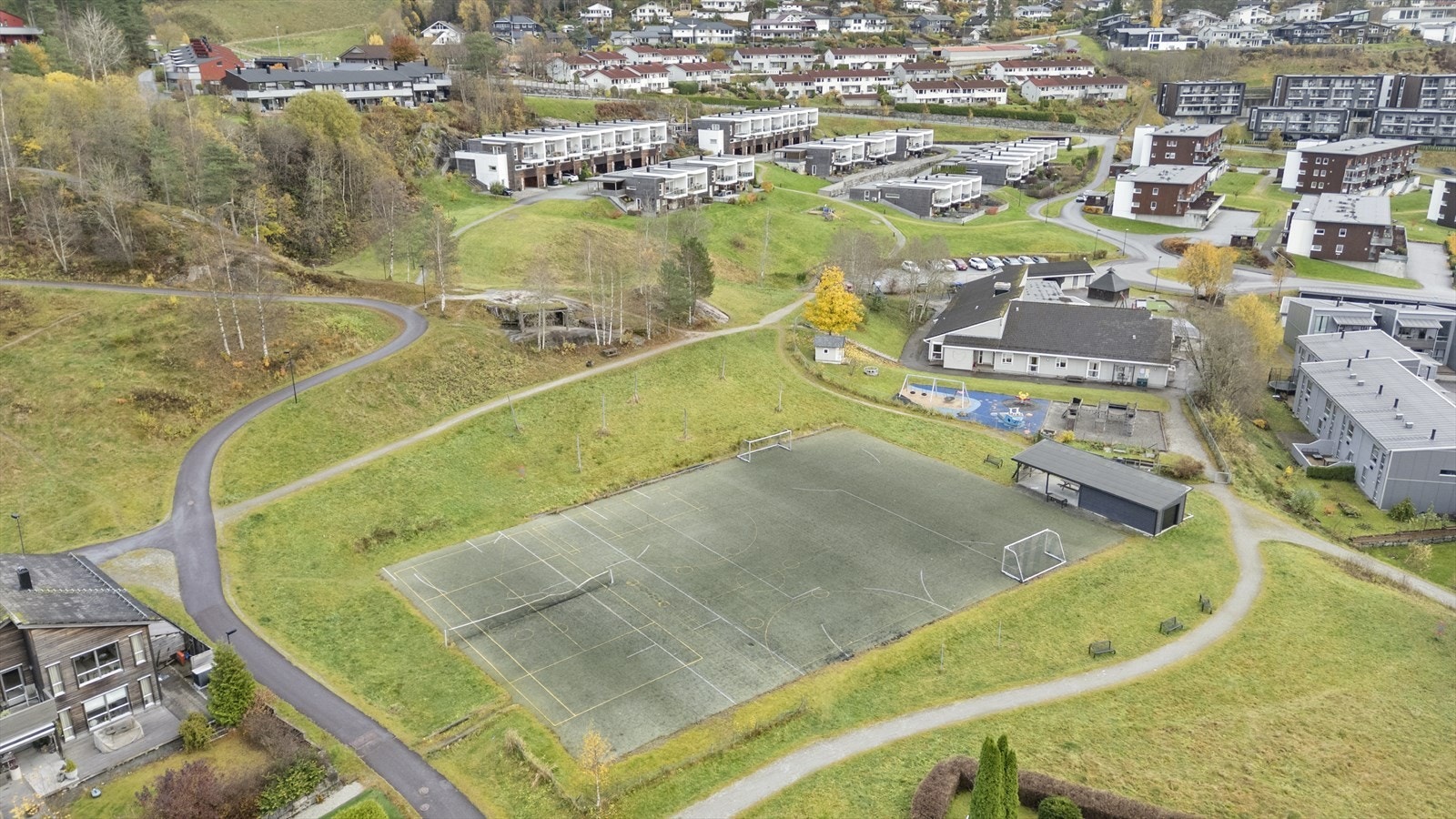 På Viebøen finn du mellom anna fotballbane, tennisbane, leikeplassar, frisbeegolf og samlingsplassar. Galleribilde