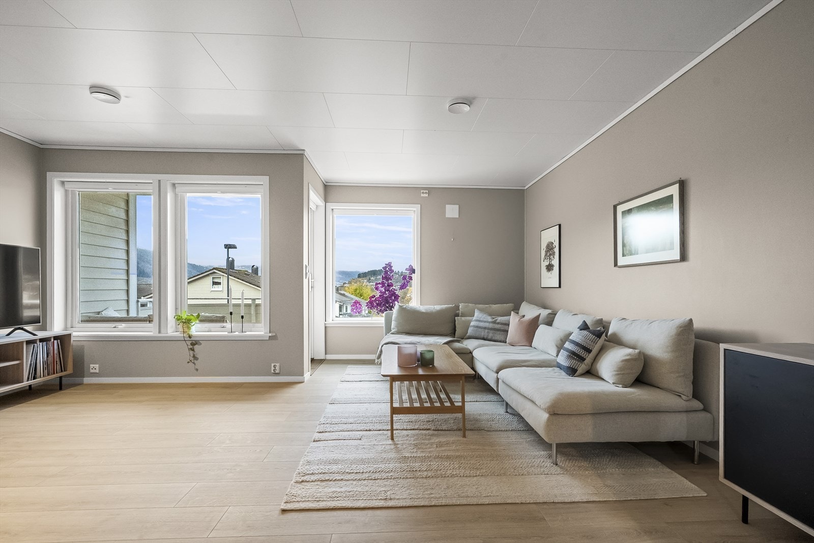 Gjennomgåande bustad betyr godt lysinnslepp. Her er det fint utsyn mot vest. Galleribilde