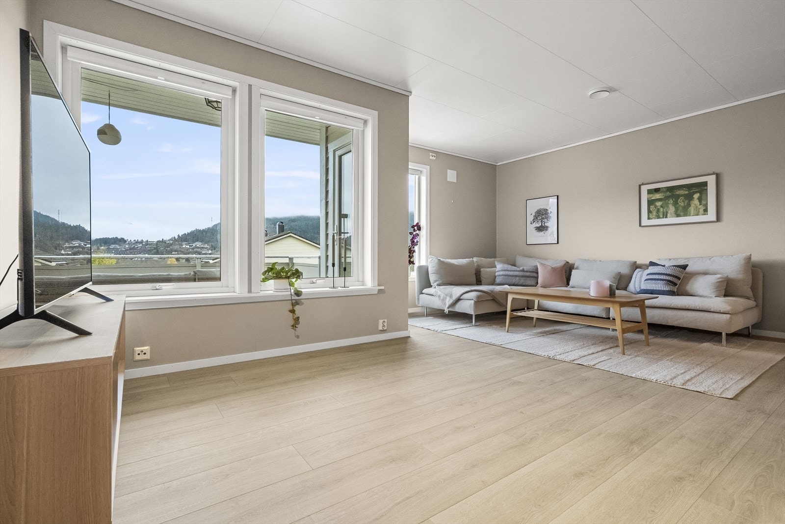 Velkommen til Tångane 4, eit påkosta og fint modernisert rekkehus med vestvendte uteområde. Galleribilde