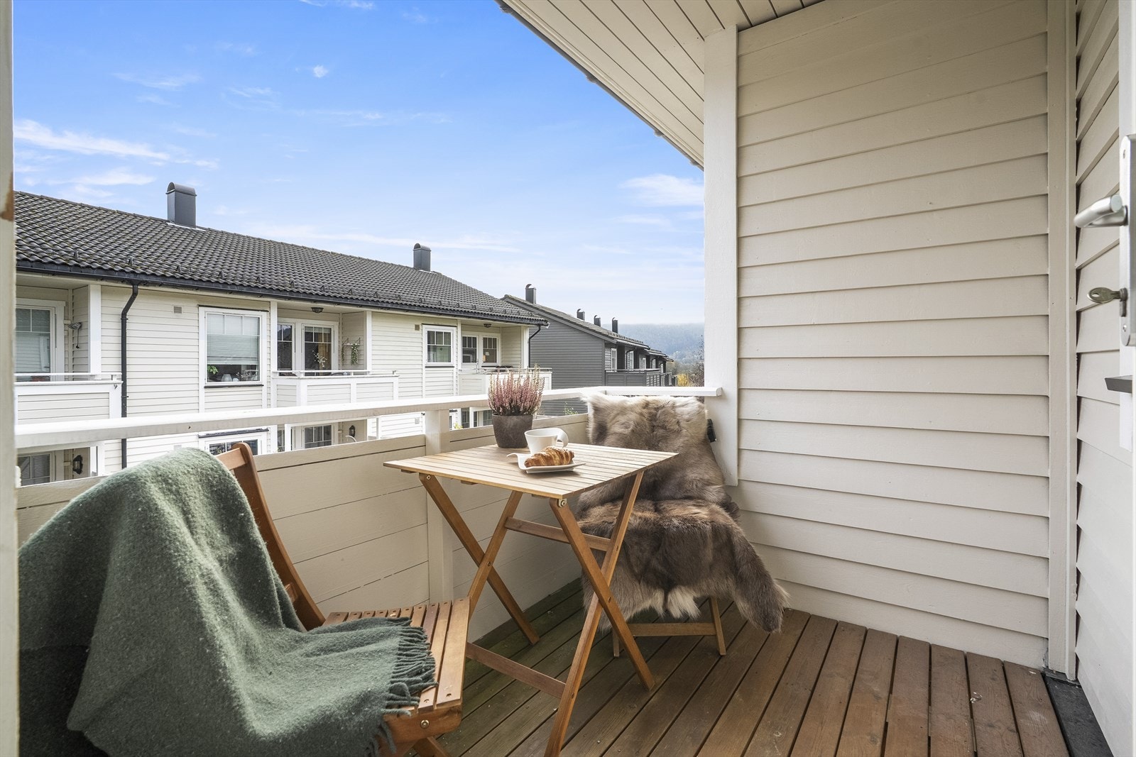 Frå kjøkkenet er det utgang til dels overbygd altan med morgon sol. Galleribilde