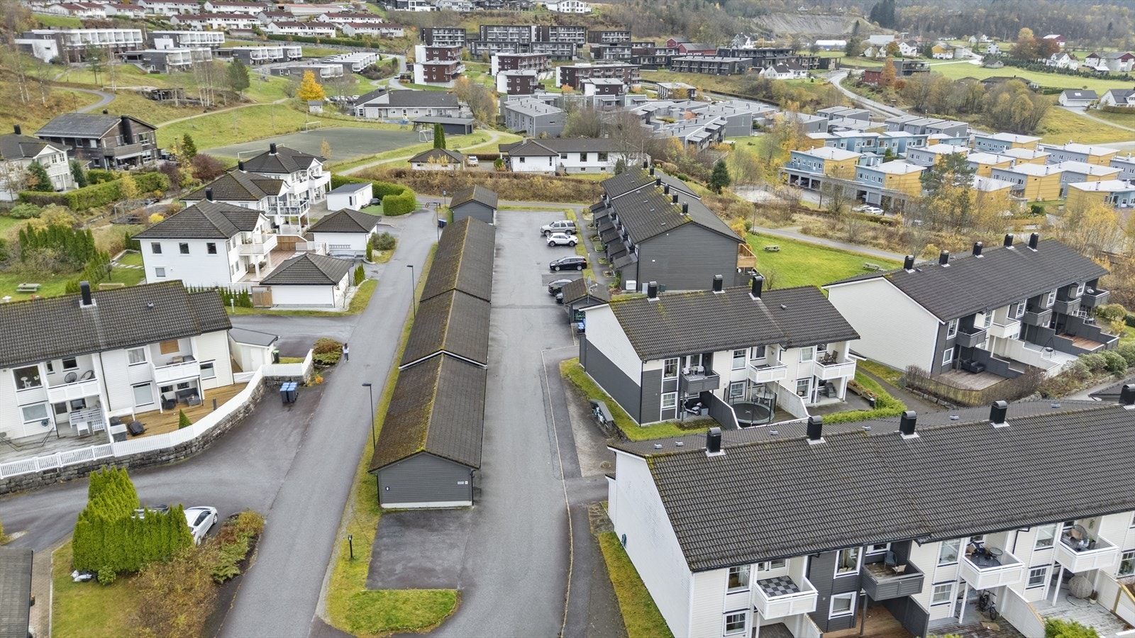 Carporten ligg fint plassert, like ved bustaden. Galleribilde