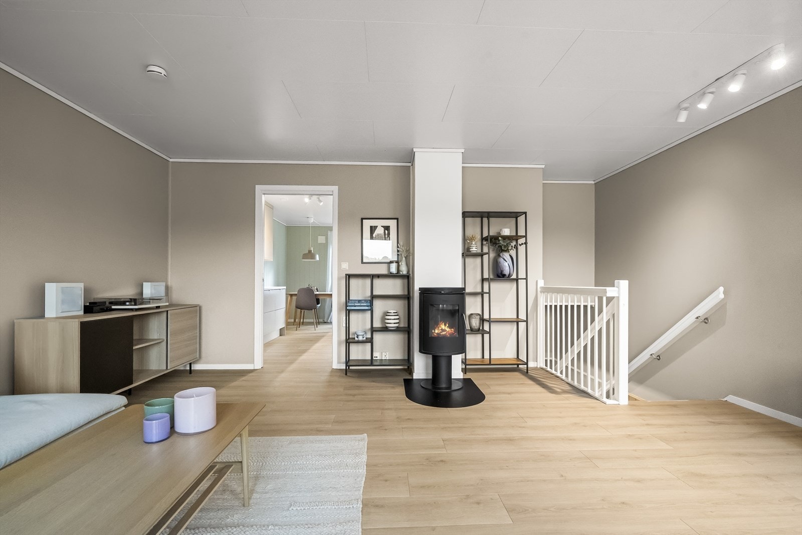 Det er montert moderne vedomn i senter av opphaldsrommet. Galleribilde