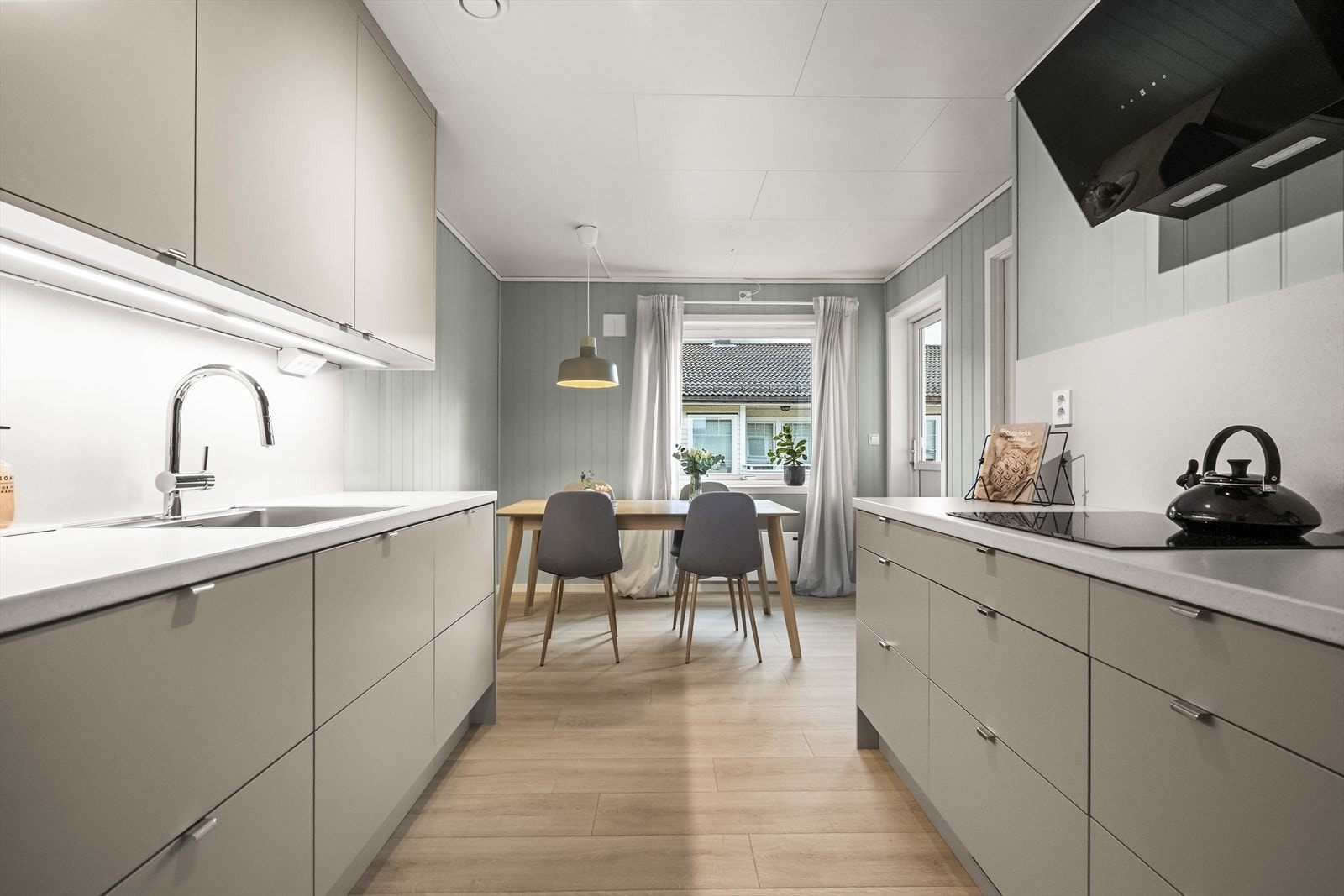 Kjøkkenet fikk ny innreiing med integrerte kvitevarer i 2023. Galleribilde