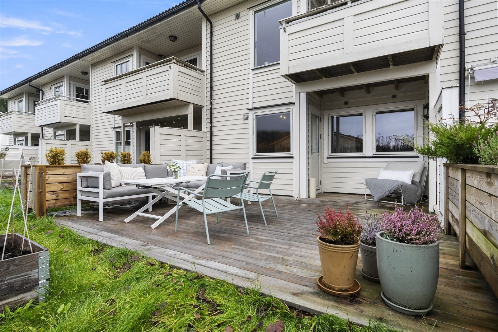 Terrassen fikk nytt dekke i 2024. Her er det gode soltilhøve og god plass til møblering. Galleribilde