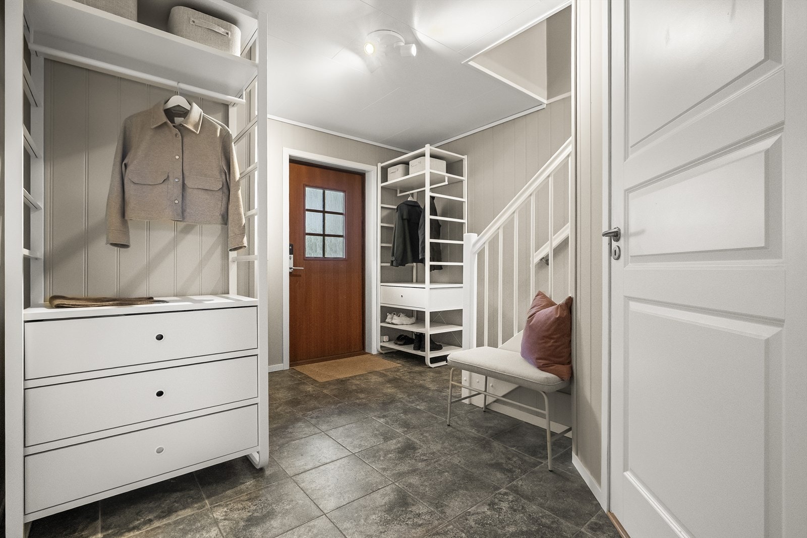 Det er varmekablar i heile 1.etasje. I entrèen er det flislagt golv og god oppbevaringsplass. Galleribilde