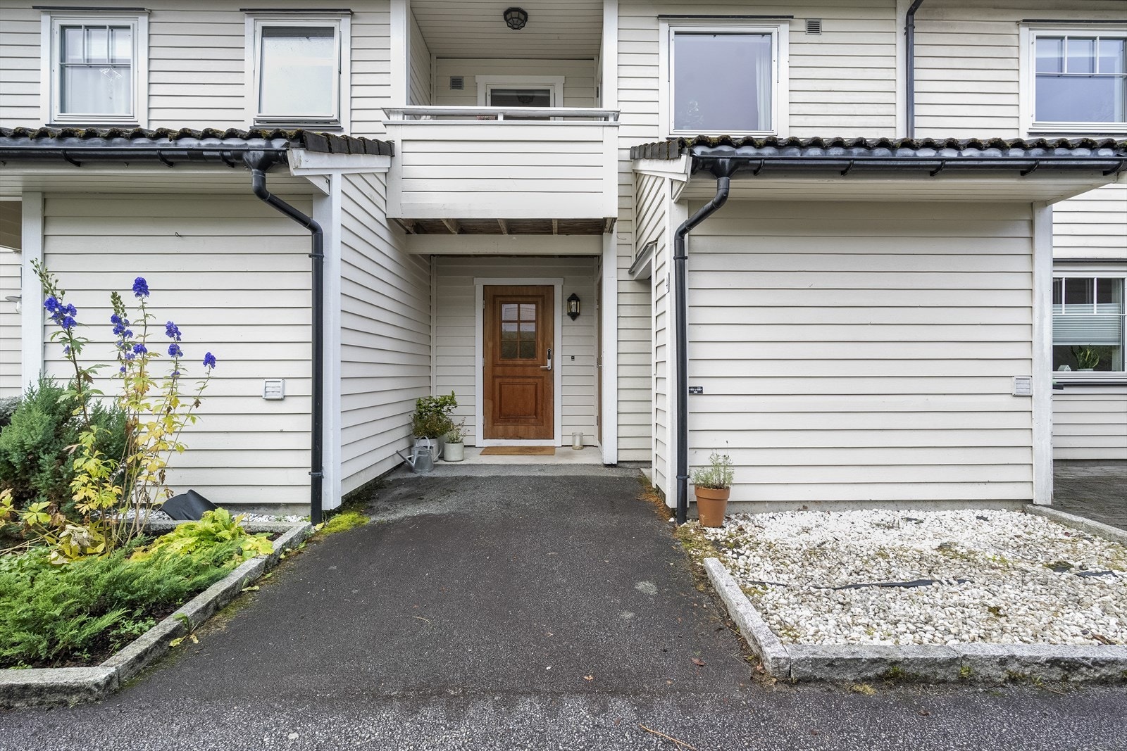 Bustaden har enkel tilkomst og praktisk utebod ved inngangsdøra. Galleribilde