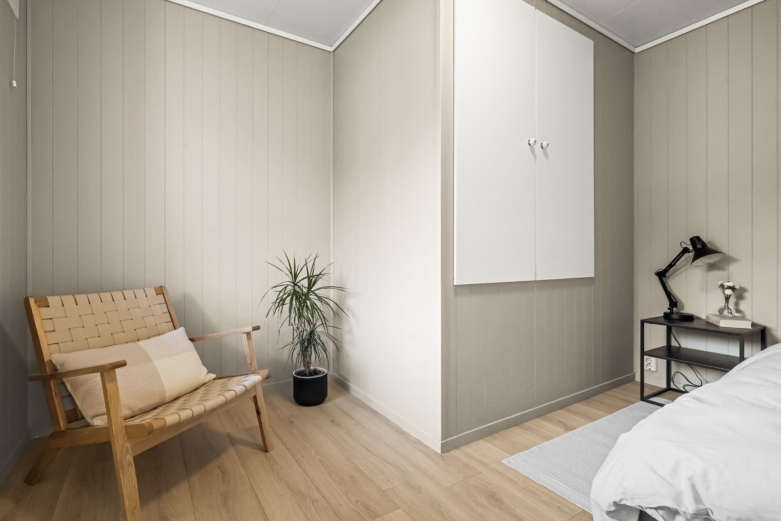 Bak kjøkkenet ligg eit soverom som egnar seg fint som både gjesterom og kontor. Galleribilde