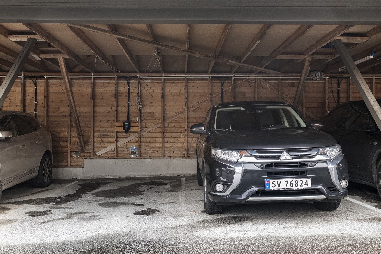 Bustaden disponerer plassen til høgre i bildet, der den svarte bilen står parkert. Galleribilde