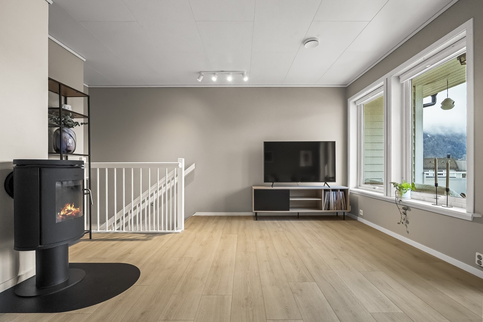 Det er lagt fint laminatgolv i heile 2.etasje. Galleribilde