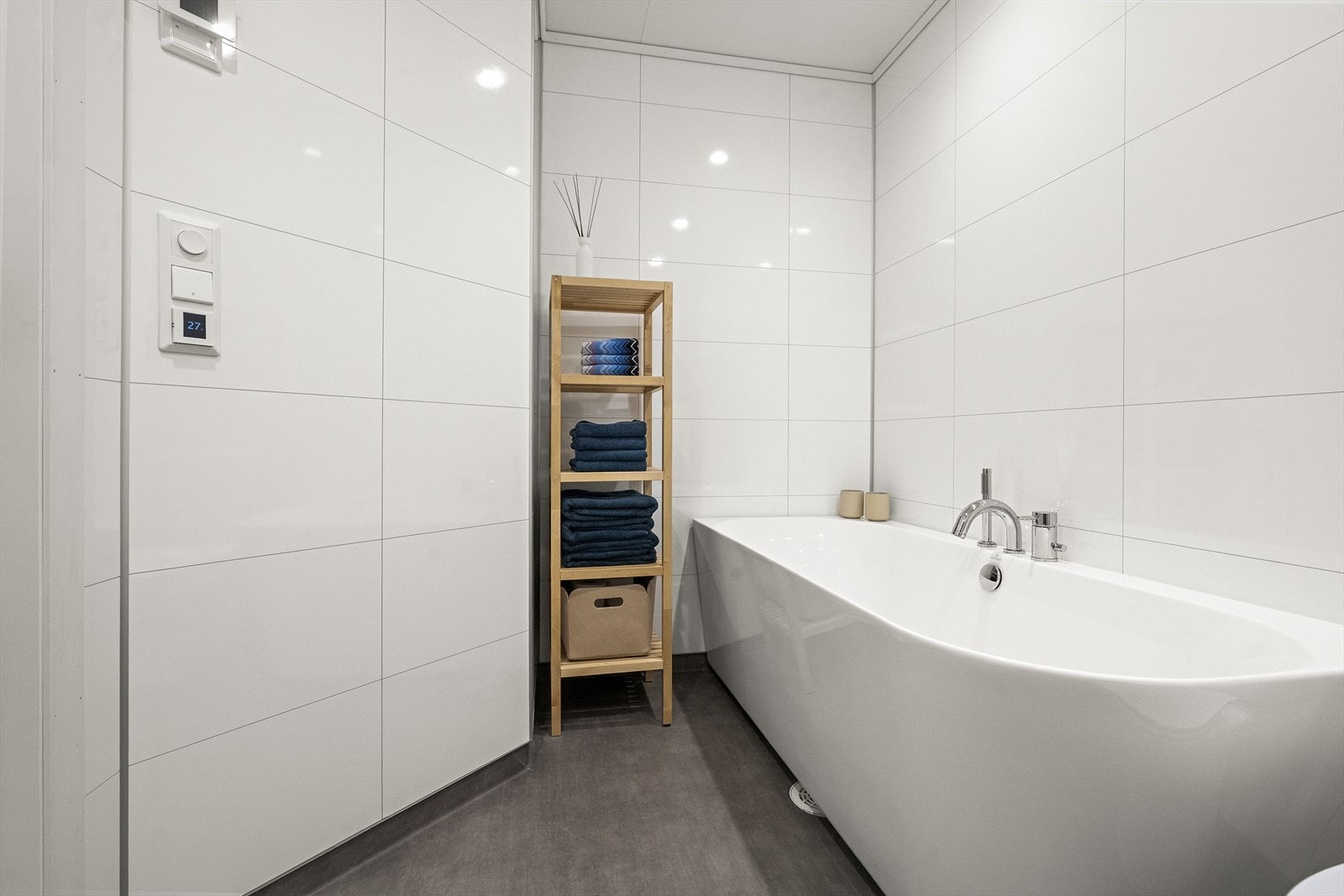 Pent badekar. Armaturet har handdusj også. Galleribilde