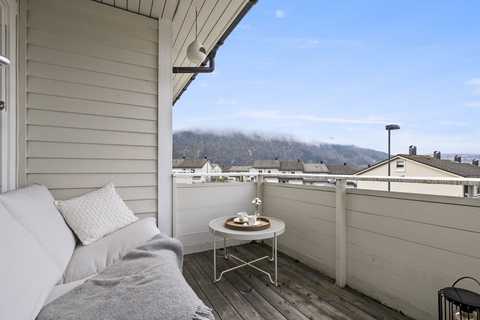 Frå stova er det utgang til vestvendt altan. Her er det gode soltilhøve og altanen fikk nytt dekke i 2024. Galleribilde