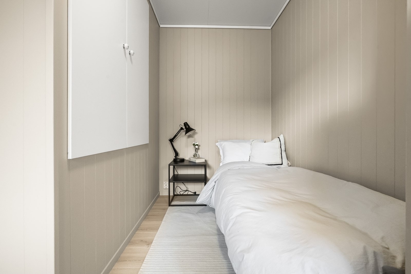 Her er det plass til pult og seng. Plassbygd skåp til venstre. Galleribilde