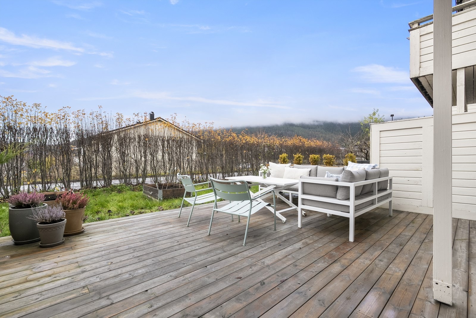 I enden er det lettsteld plen og hekk som vanligvis skjermar godt for innsyn. Galleribilde