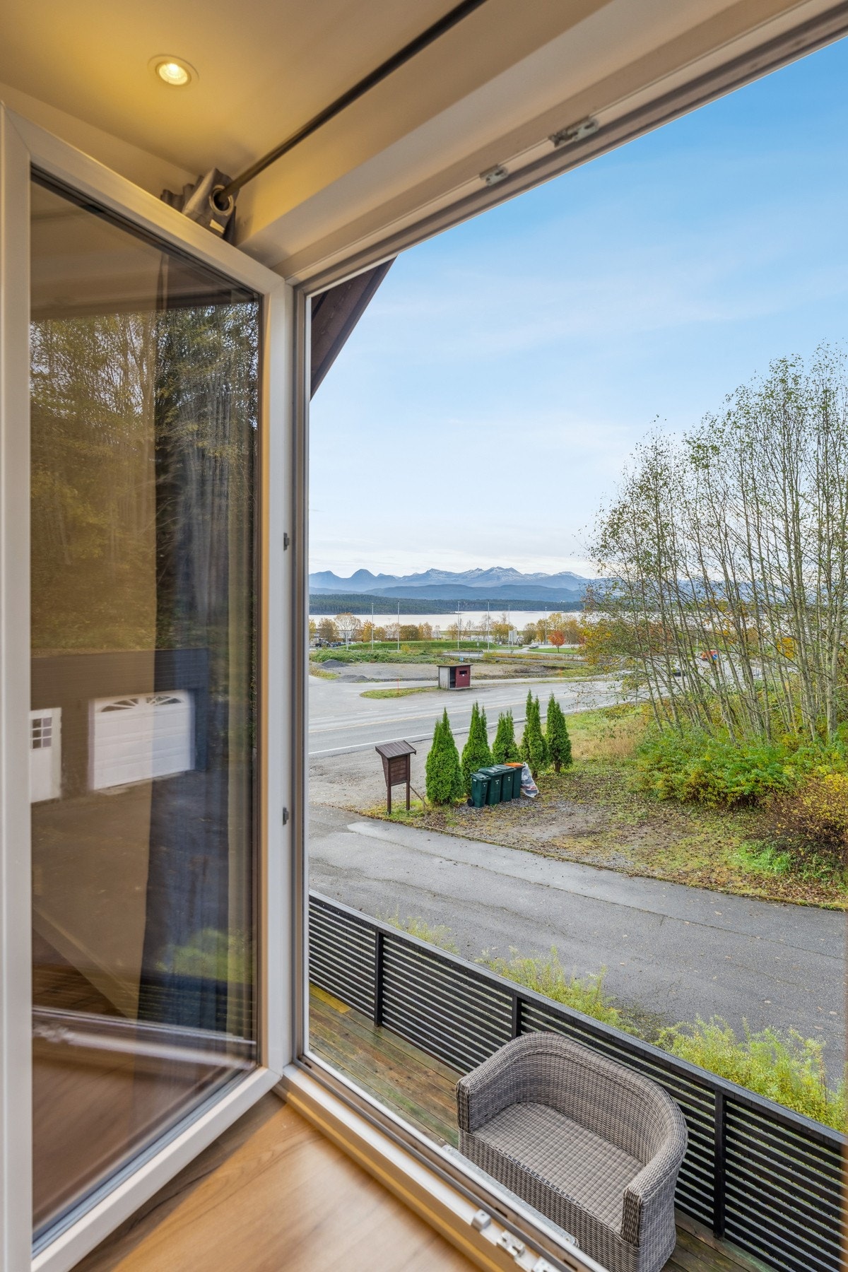 Vindu på hovedsoverom kan åpnes som en verandadør. Det gjøres særskilt oppmerksom på at det ikke er gjort sikringstiltak rundt dette vinduet/døren Galleribilde