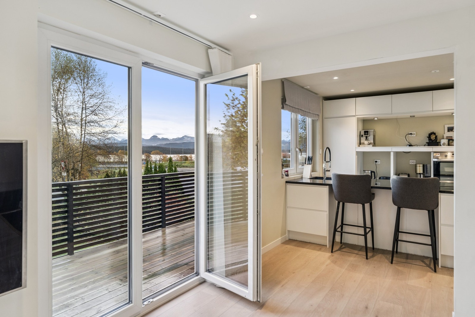 Store vindu og dører på stue gir godt med lysinnslipp Galleribilde