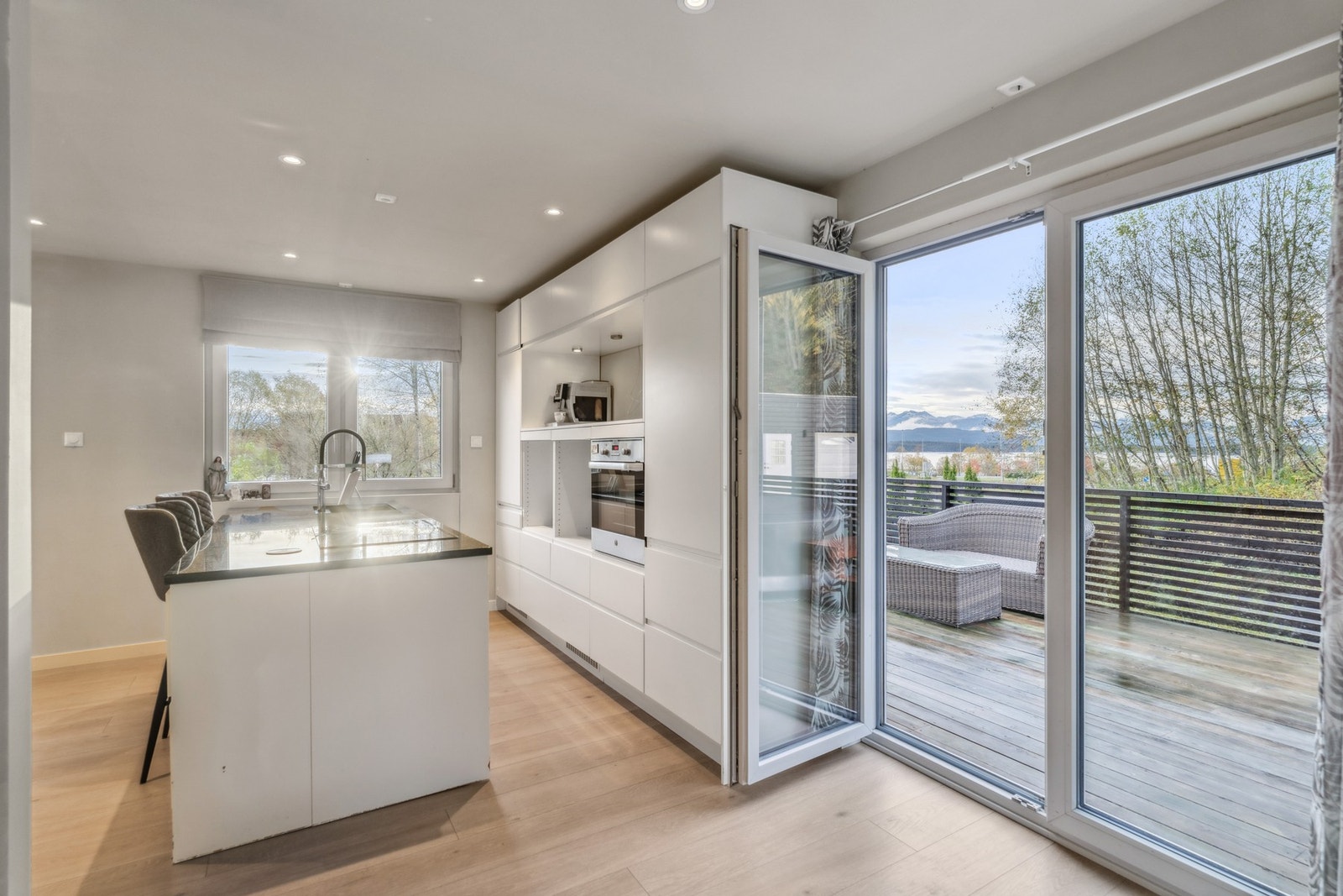 Utgang til veranda fra kjøkken og stue Galleribilde