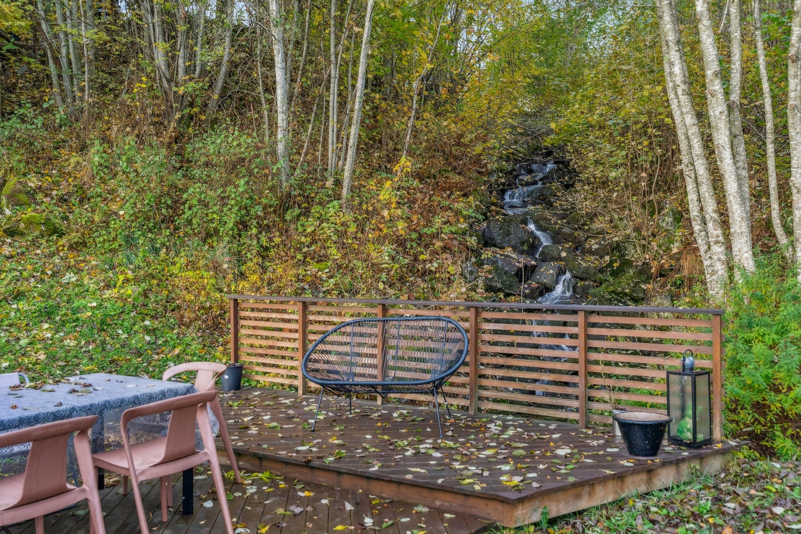 Tomten er en selveiertomt på ca. 1437 m², opparbeidet med asfaltert innkjørsel, samt grøntarealer med plen, trær og busker Galleribilde