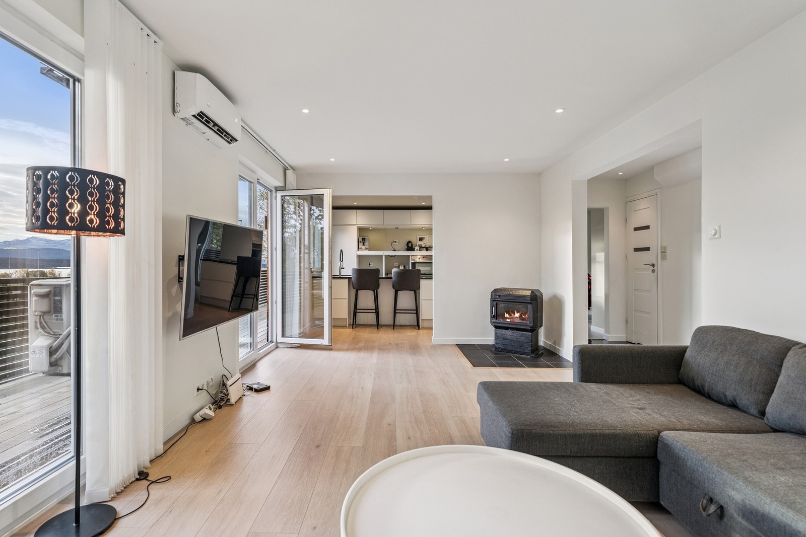 Det er åpen løsning mellom stue og kjøkken Galleribilde