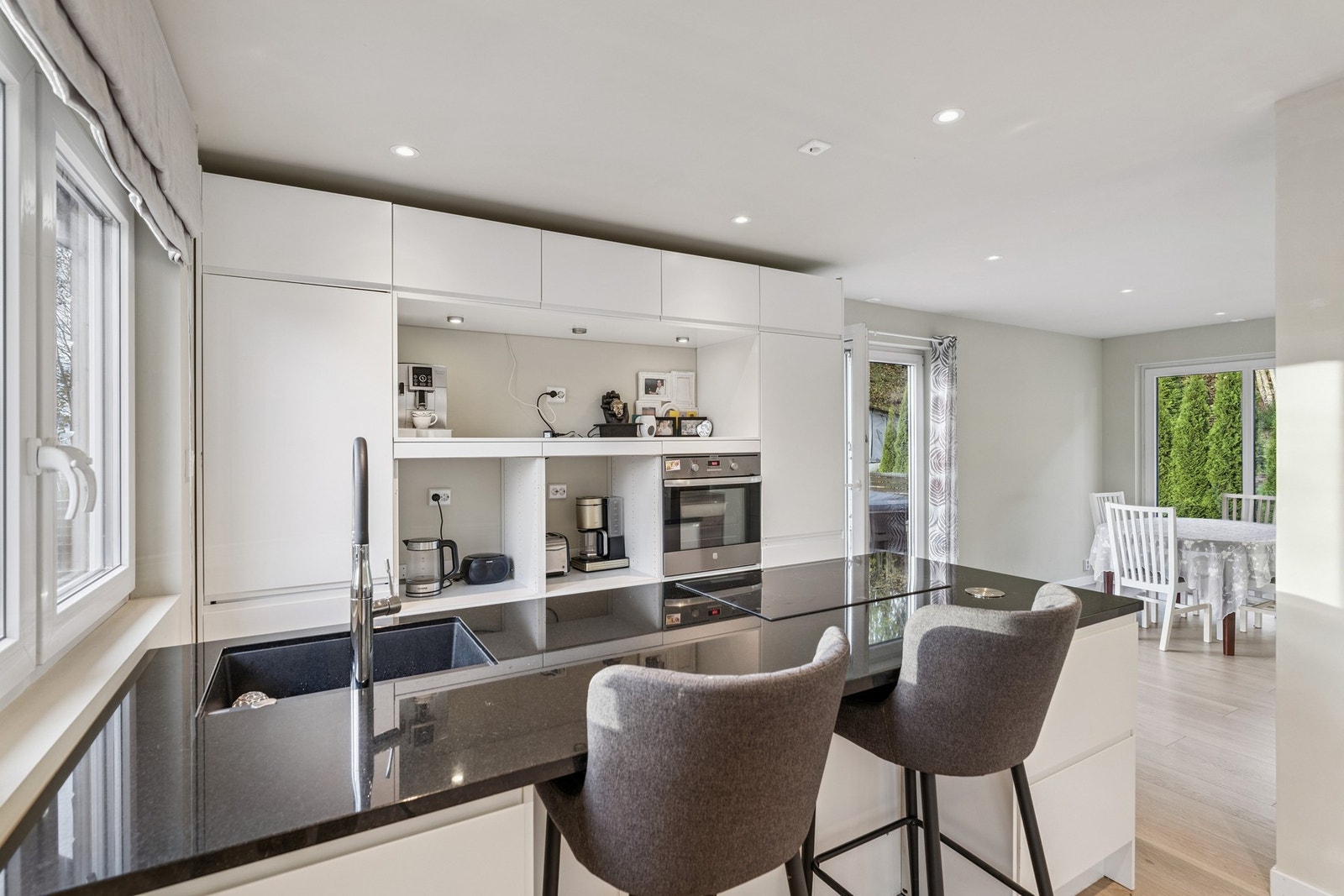 Kjøkkeninnredning fra Epoq med benkeplate i stein Galleribilde