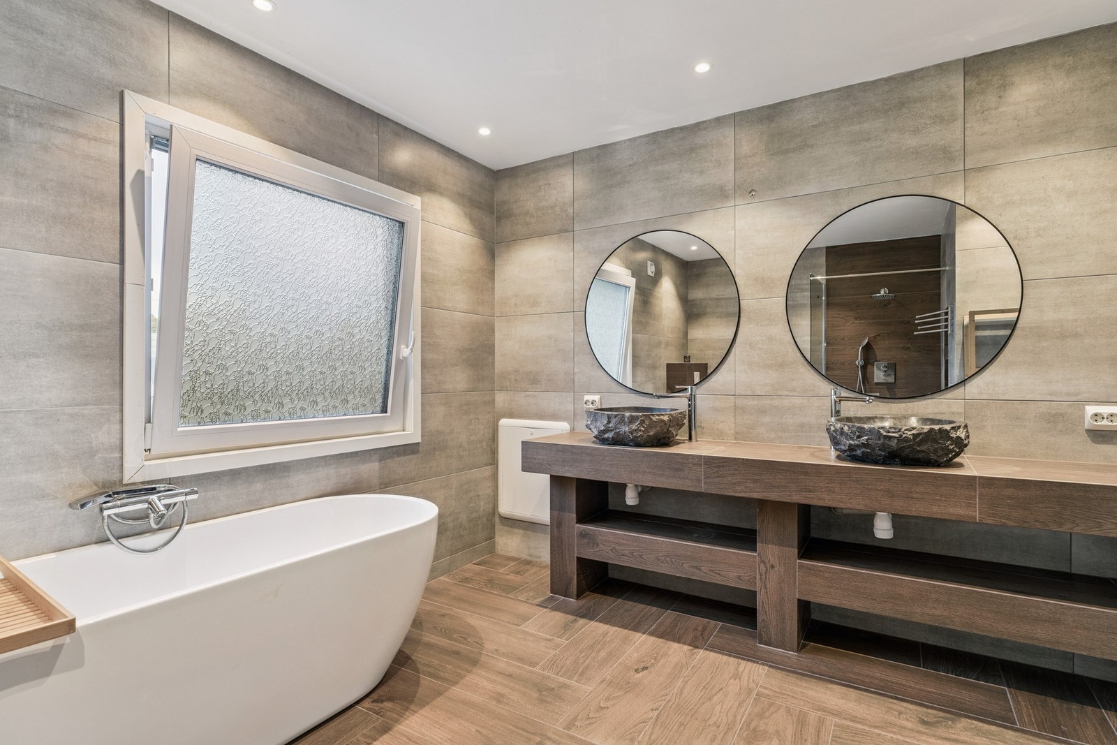 Flislagt bad med varme i gulv. Badet er renovert i 2018 Galleribilde