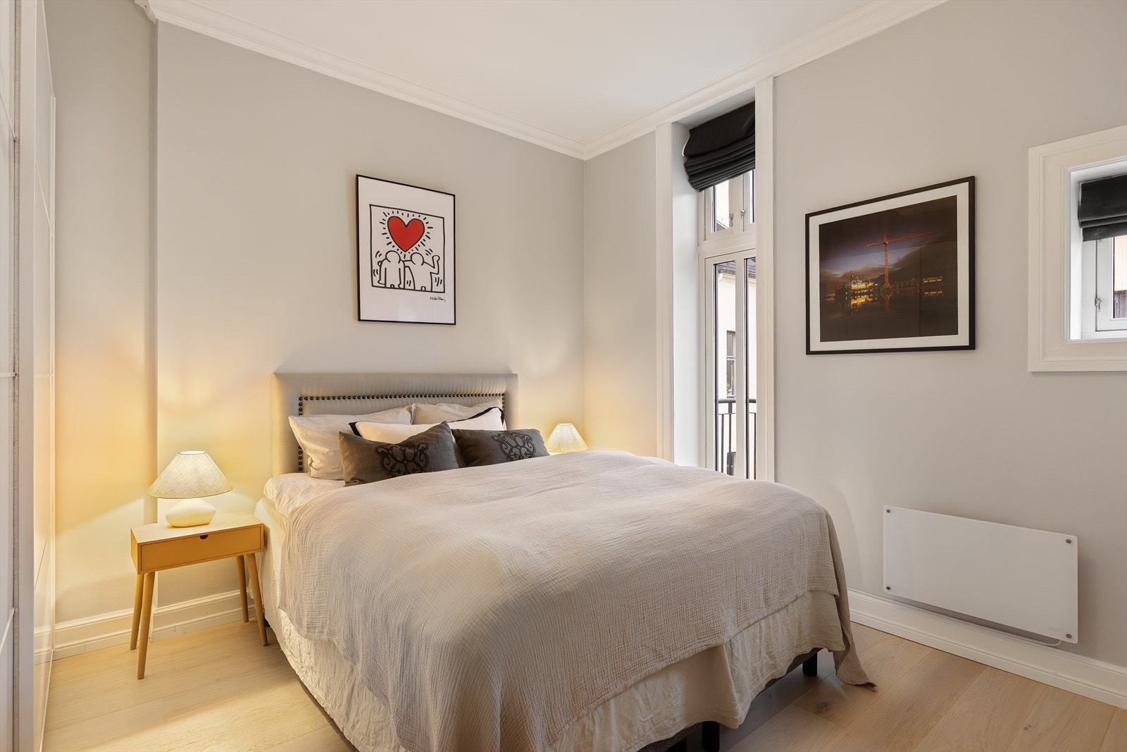 Romslig soverom med god plass til dobbeltseng, garderobe, kommode/pult og nattbord. Fra soverommet er det utgang til en herlig balkong vendt mot bakgård på 4 kvm. Galleribilde