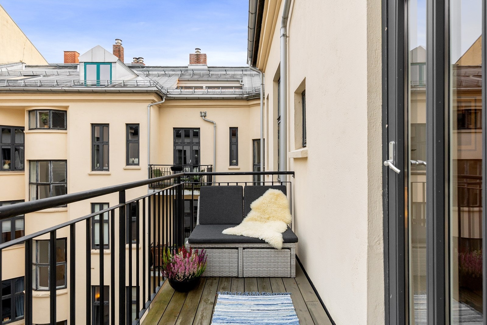 En klassisk og tiltalende 3-roms selveierleilighet med attraktiv beliggenhet på Frogner, like ved alt Oslo har å by på. (Bilde er av balkongen til hovedsoverom) Galleribilde