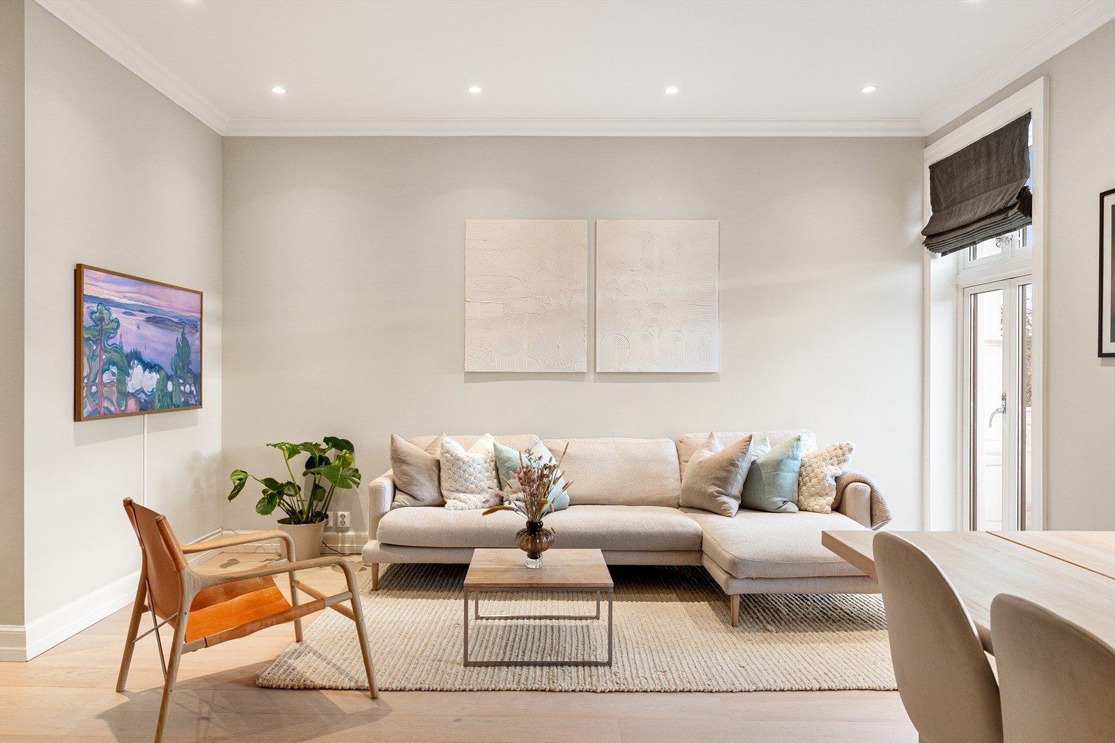 Det er god plass til både sofagruppe og spisebord - her kan du enkelt innrede etter eget ønske. Galleribilde