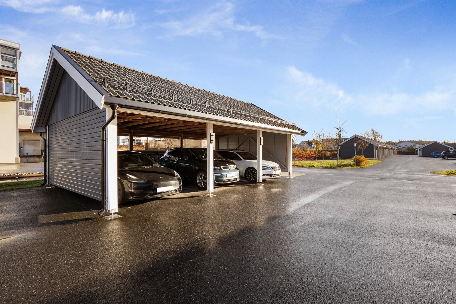 Egen parkeringsplass i felles carportanlegg med elbillader. Galleribilde
