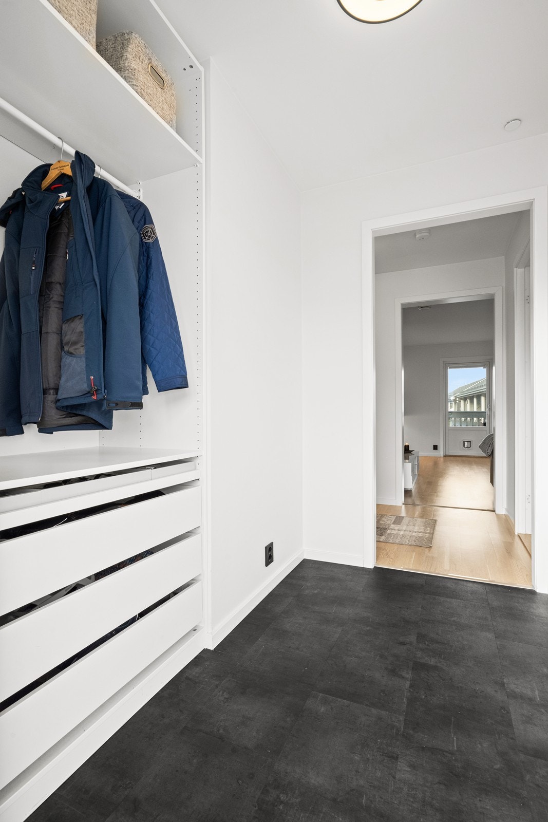 Praktisk garderobeløsning og god plass til oppbevaring. Galleribilde
