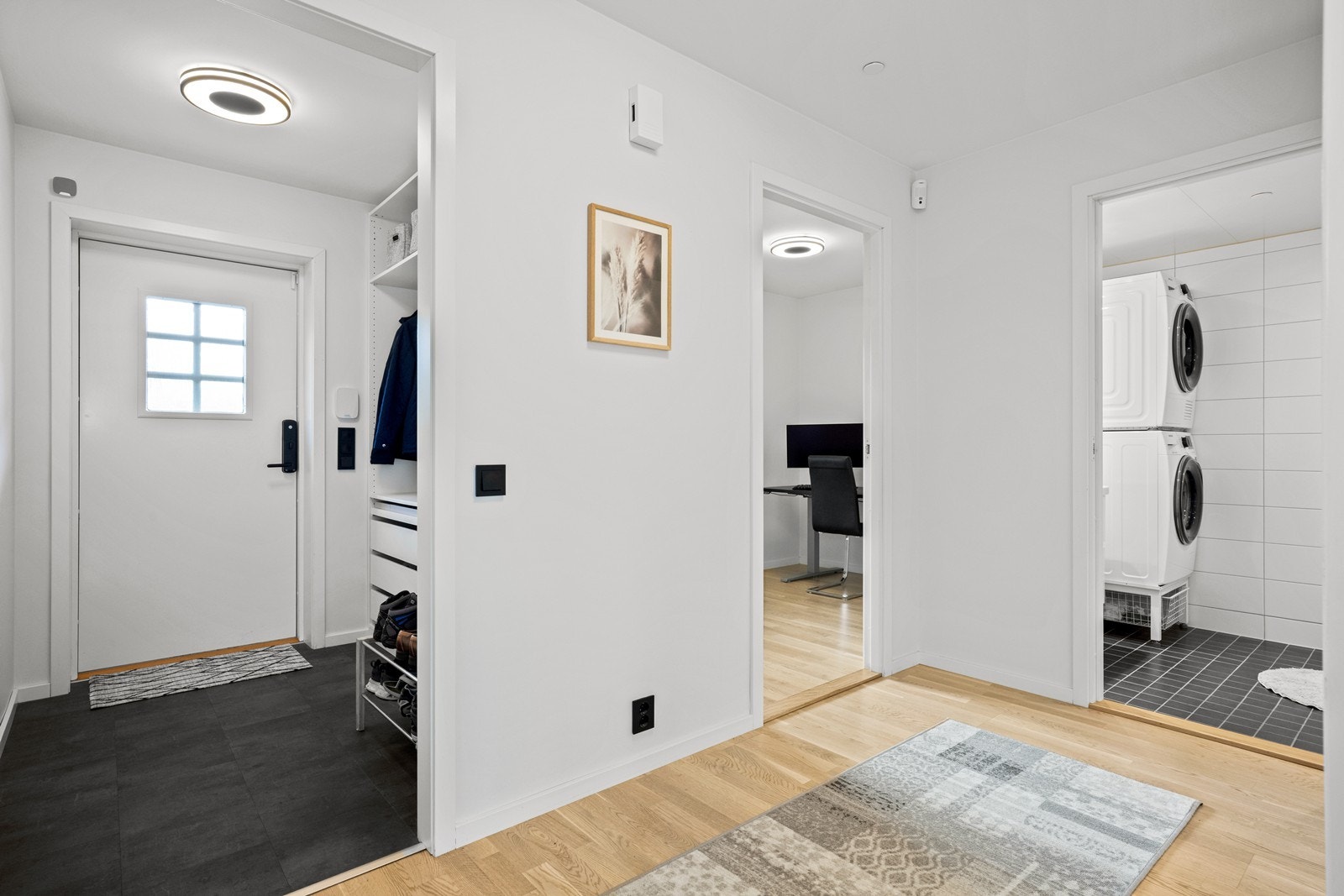 Velkommen inn! - Lys og innbydende entré med varmekabler. Galleribilde