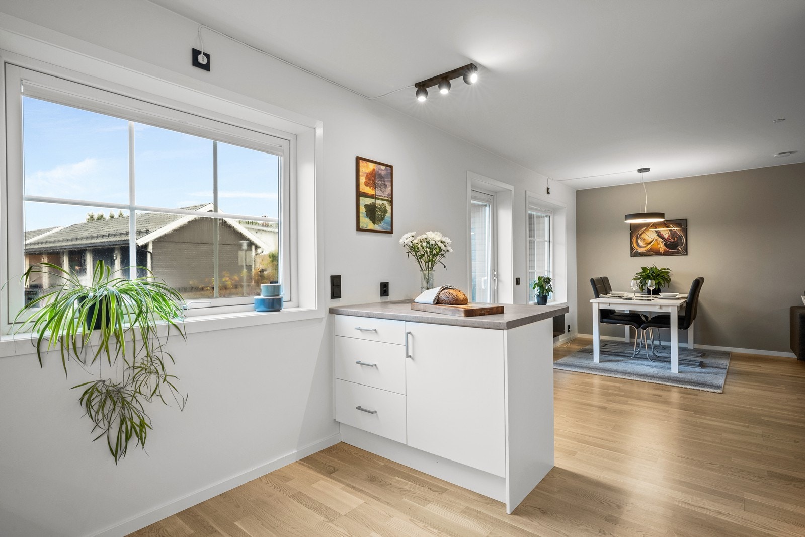 Åpen løsning med praktisk halvøy og god plass til matlaging. Galleribilde