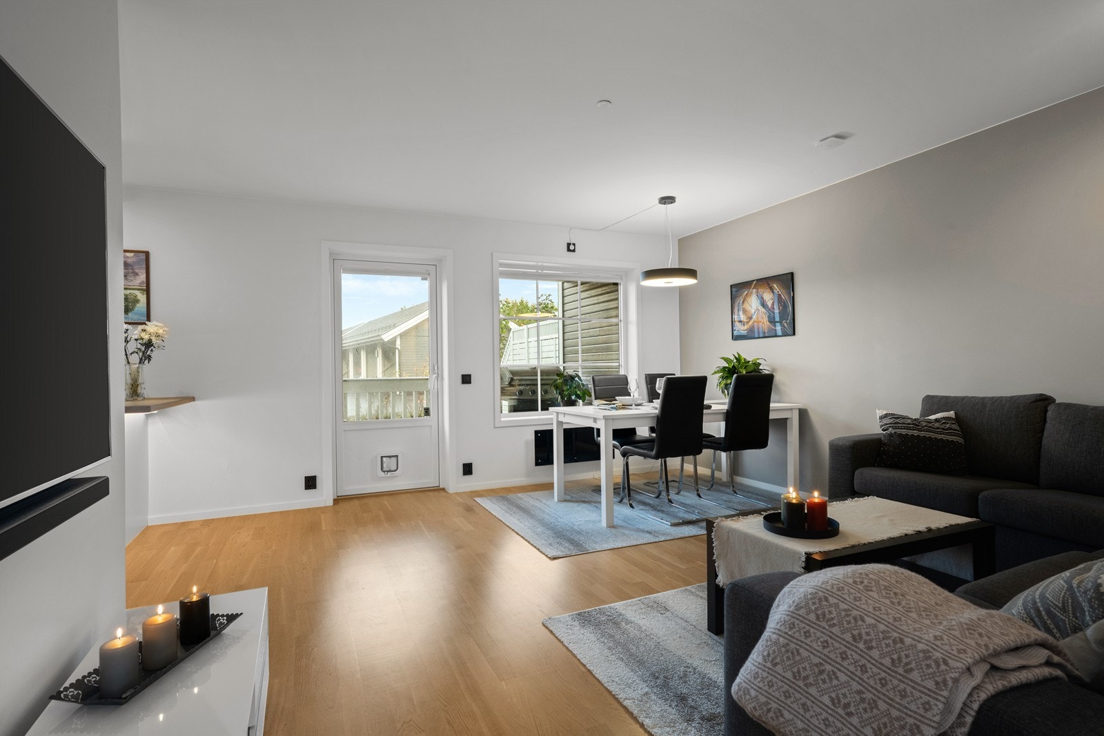 Romslig stue med plass til spisebord og sofakrok og utgang til terrasse og hage. Galleribilde