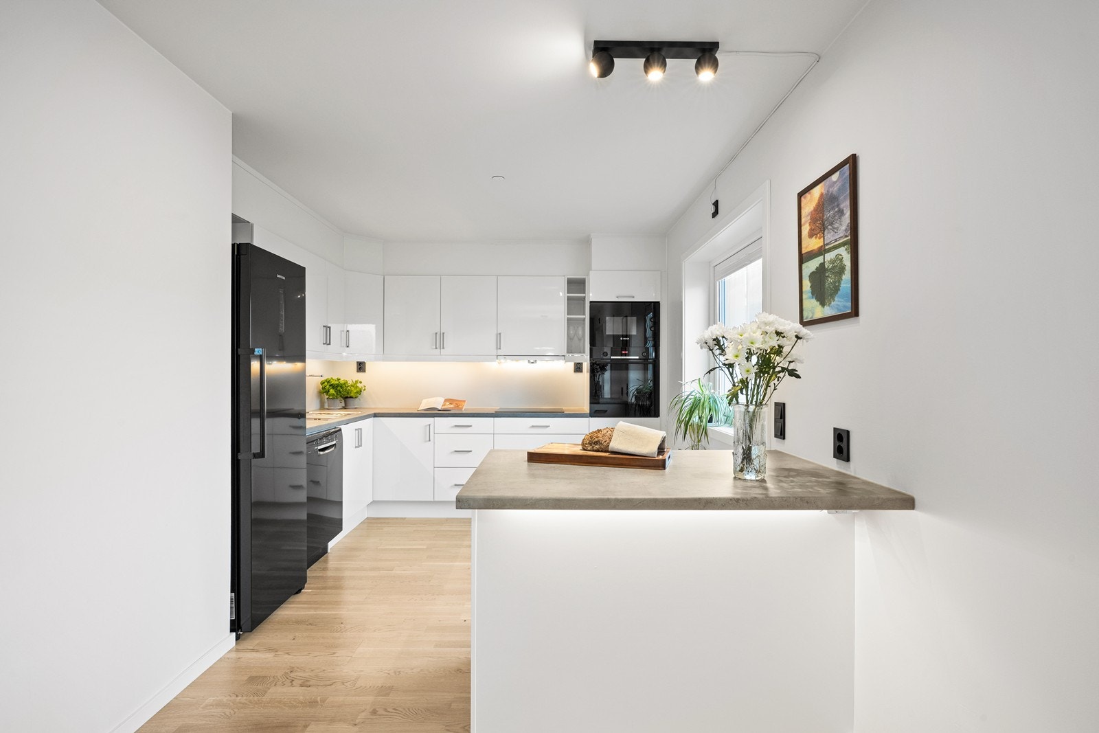 Kjøkkenet har godt med skap og benkeplass. Galleribilde