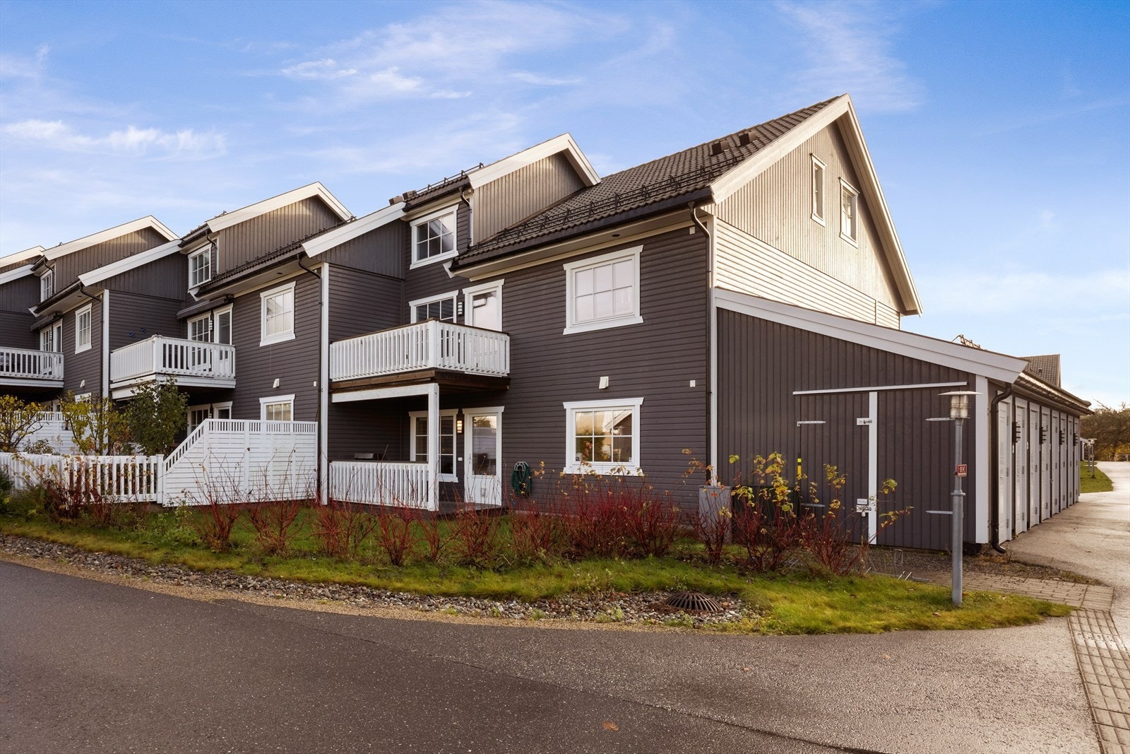 Leiligheten har en fin beliggenhet på enden av rekka. Galleribilde