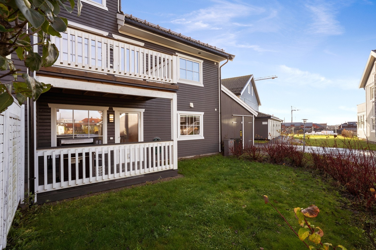 Leiligheten ligger på enden av rekken og solrik og skjermet hage. Galleribilde