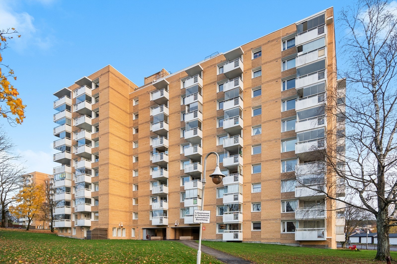 Borettslaget har en tilbaketrukket, men sentral beliggenhet med kort gangavstand til Tveita Senter, T-banen og bussholdeplass. Galleribilde