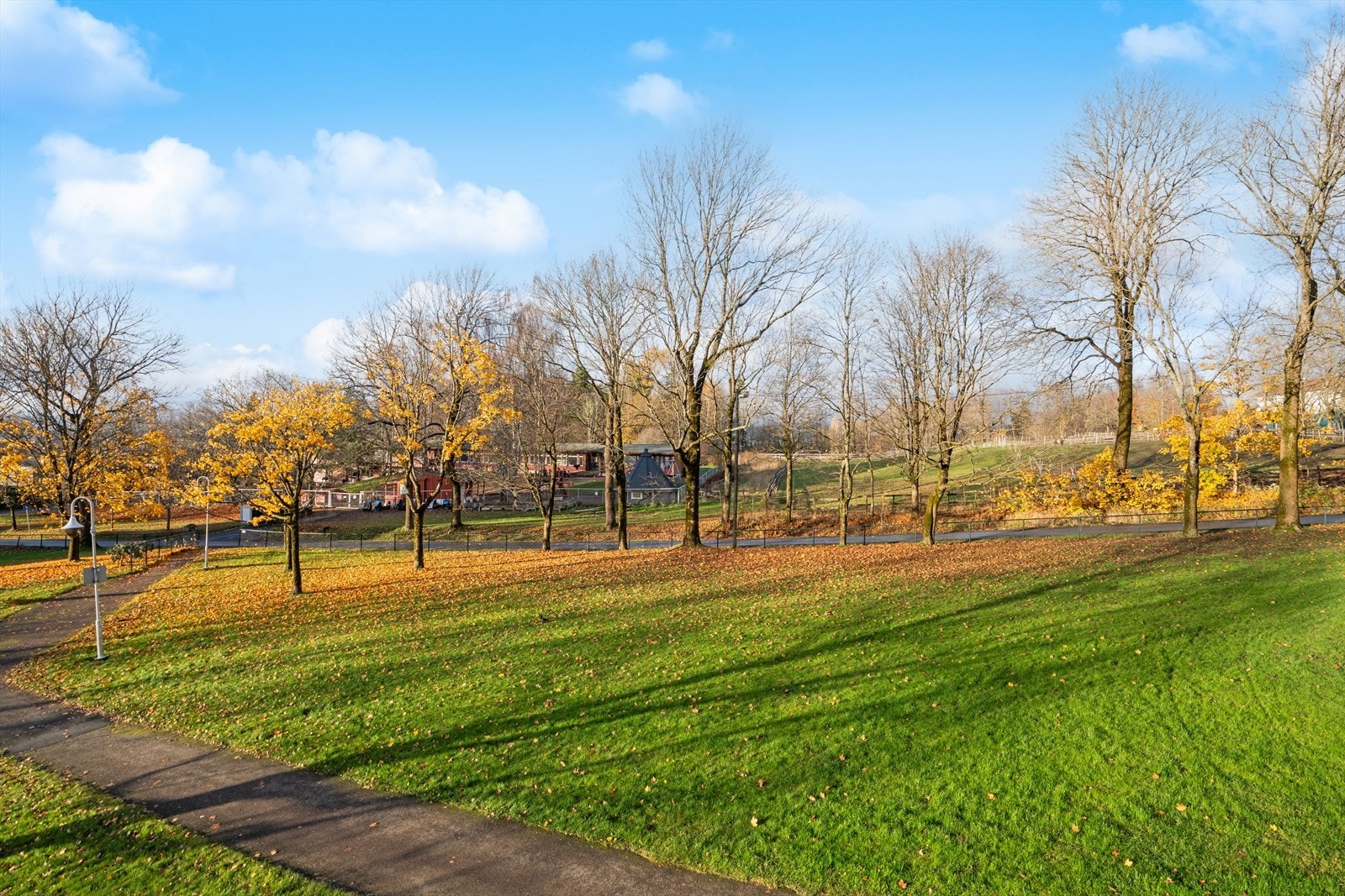 Balkongen vender ut mot fredelige grøntområder. Galleribilde