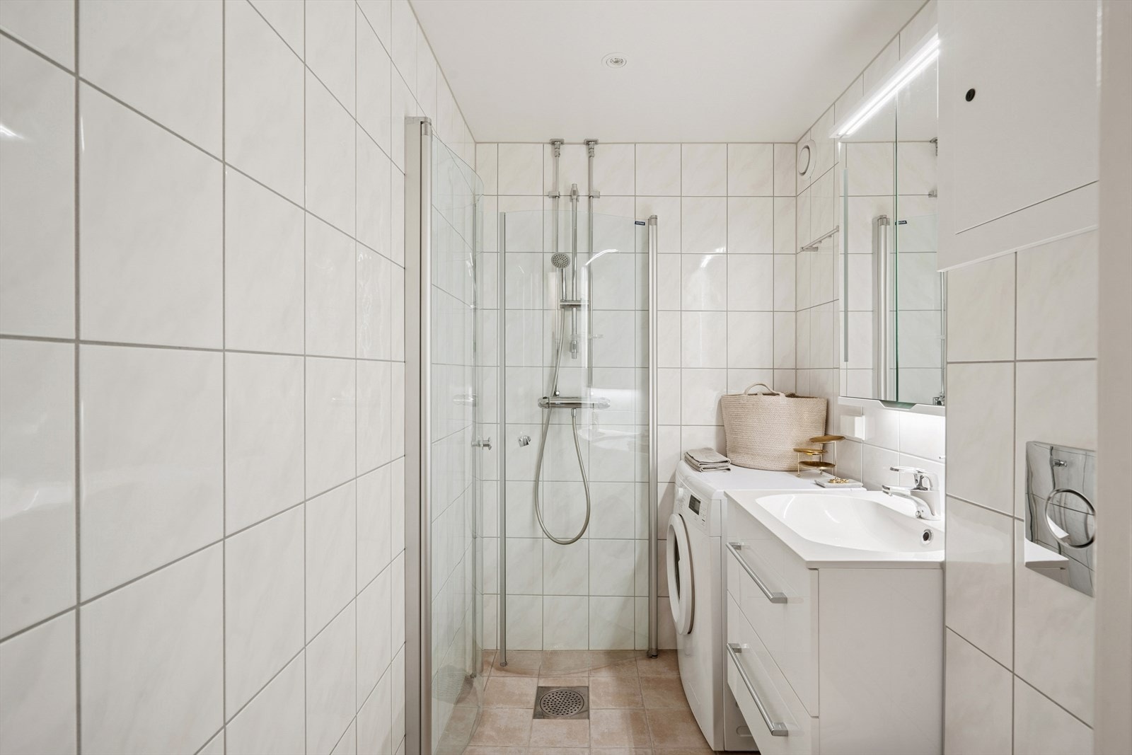 Helfliset baderom med opplegg for vaskemaskin. Galleribilde