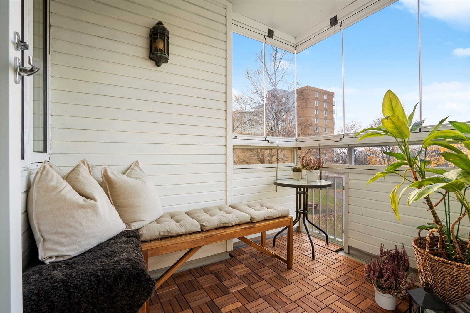 Fra stuen er det utgang til en innglasset balkong på ca. 5 kvadratmeter. Galleribilde