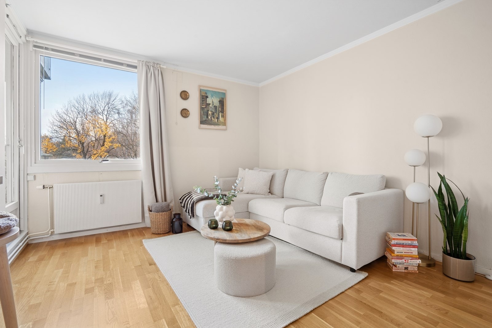 Leiligheten ligger fint til i byggets andre etasje og inneholder entré, baderom og stue/kjøkken/alkove i åpen løsning. Galleribilde