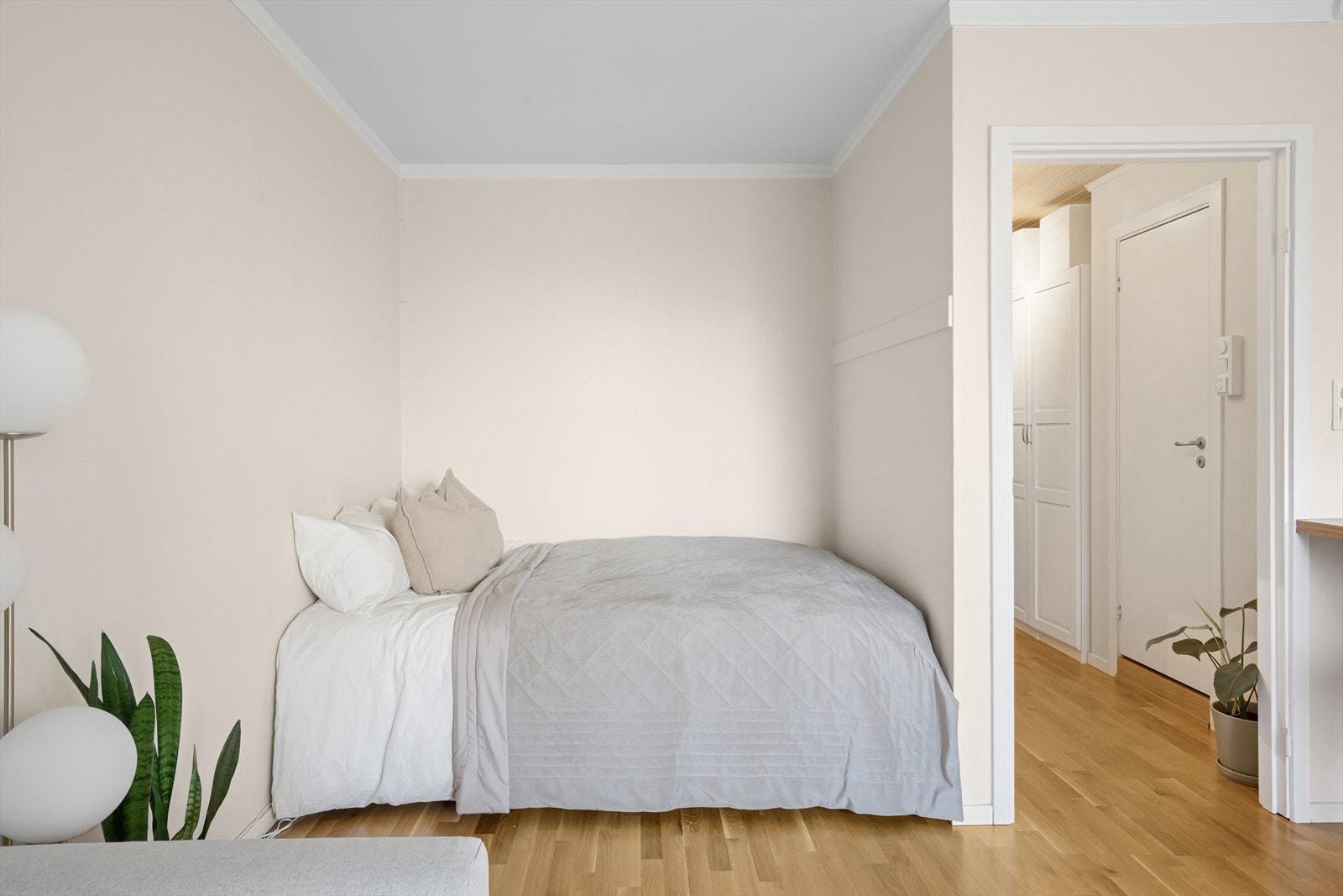 Praktisk alkove med plass til dobbeltseng. Galleribilde