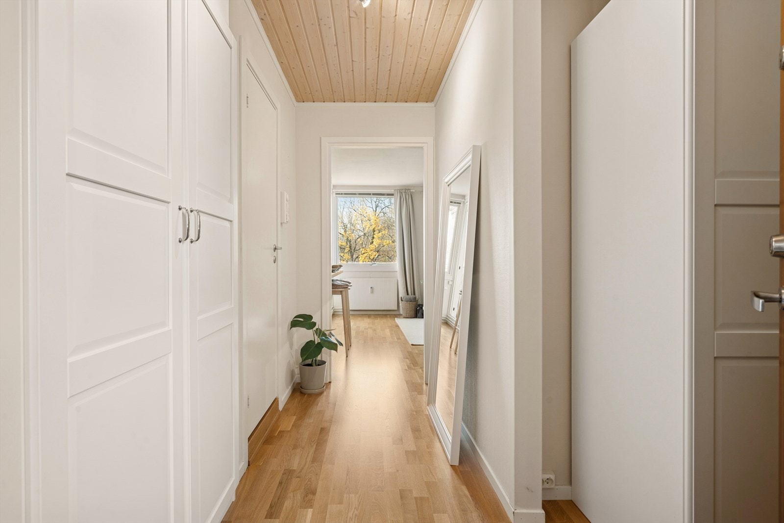 Hyggelig entré med praktisk garderobeløsning. Galleribilde